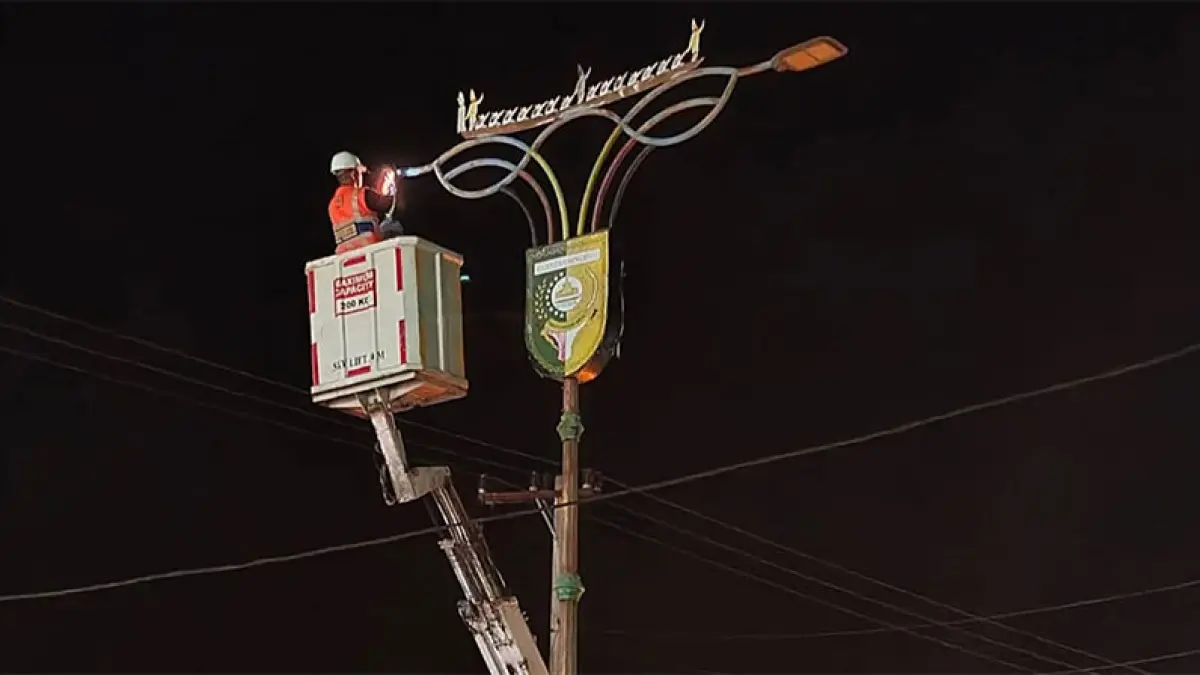Petugas Dinas Perhubungan Kuansing melakukan perbaikan lampu penerangan jalan di Jalan Proklamasi Teluk Kuantan, Jumat (5/6/2026). (Desriandi Candra)