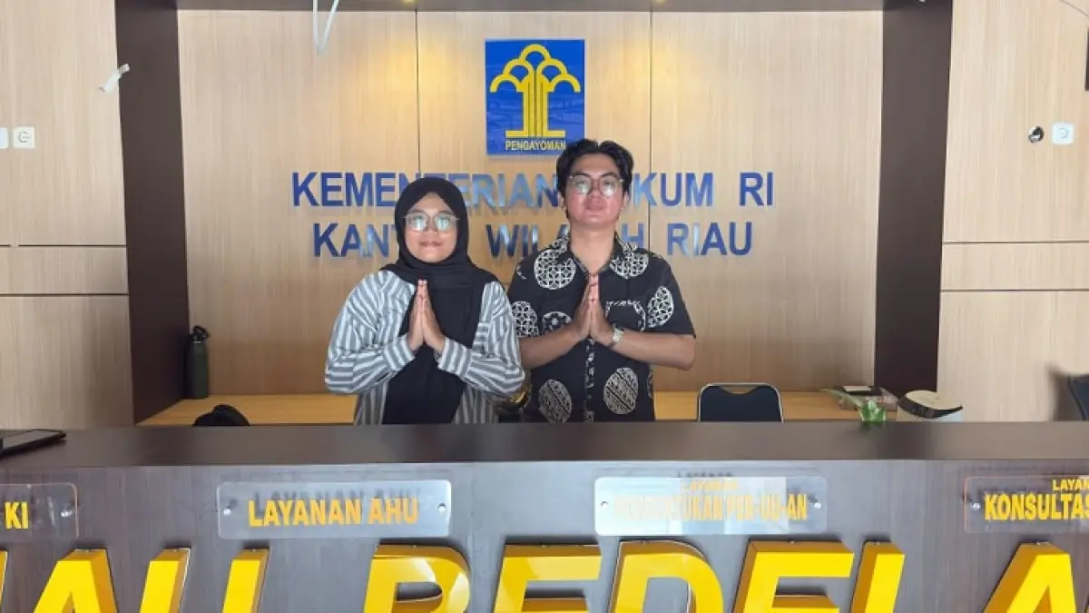 Petugas pelayanan AHU Kemenkum Riau tetap melayani di kantor selama penerapan WFH pada Jumat (5/6/2026). (Humas Kanwil Kemenkum Riau)