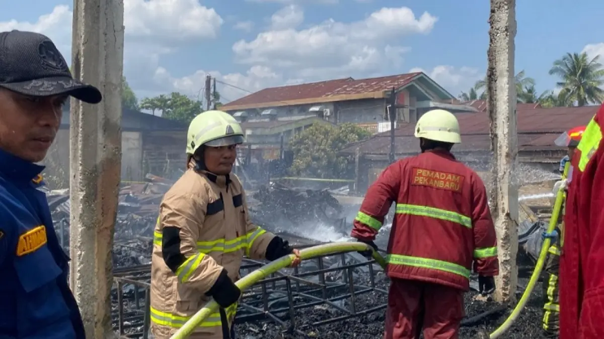 Petugas tengah melakukan upaya pemadaman dan pendinginan di lokasi kebakaran di&nbsp; RT/RW 001/006 Jalan HR Soebrantas, Kelurahan Tuah Madani, Kecamatan Tuah Madani, Kota Pekanbaru, Sabtu (6/6/2026). (Damkar kota Pekanbaru)