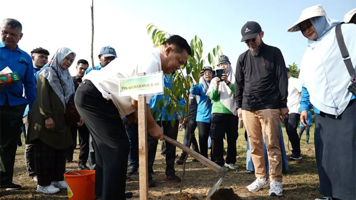 Plt Gubernur Riau SF Hariyanto saat melakukan penanaman pohon di kawasan Stadion Utama Riau, Sabtu (6/6/2026). Ft Diskominfo Riau