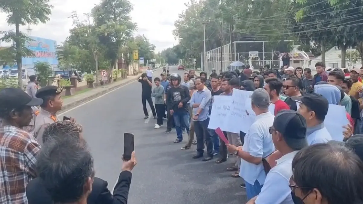 Ratusan massa dari tiga desa dan satu kelurahan saat menyampaikan pernyataan sikap di depan Mapolres Inhu, Sabtu (6/6/2026). (Warga untuk Riaupos.co)
