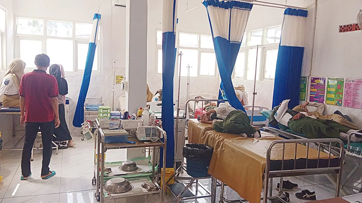 Siswa di Bangkalan, Jawa Timur yang mual dan muntah usai menyantap MBG dirawat di Puskesmas Kokop, Kamis (4/6/2026) malam.(RADAR MADURA GRUP JAWA POS)