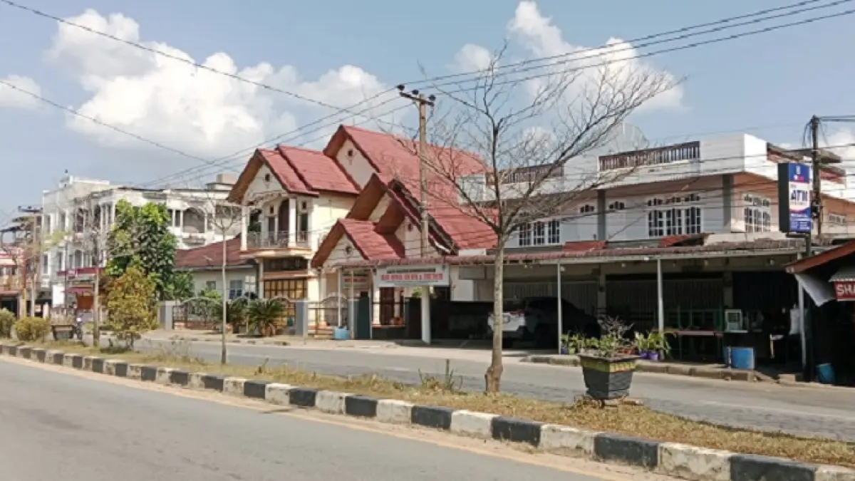 Taman di median Jalan Proklamasi mulai kering dan layu seperti yang terlihat Sabtu (6/6/2026) siang. (Desriandi Candra/Riaupos.co)

&nbsp;