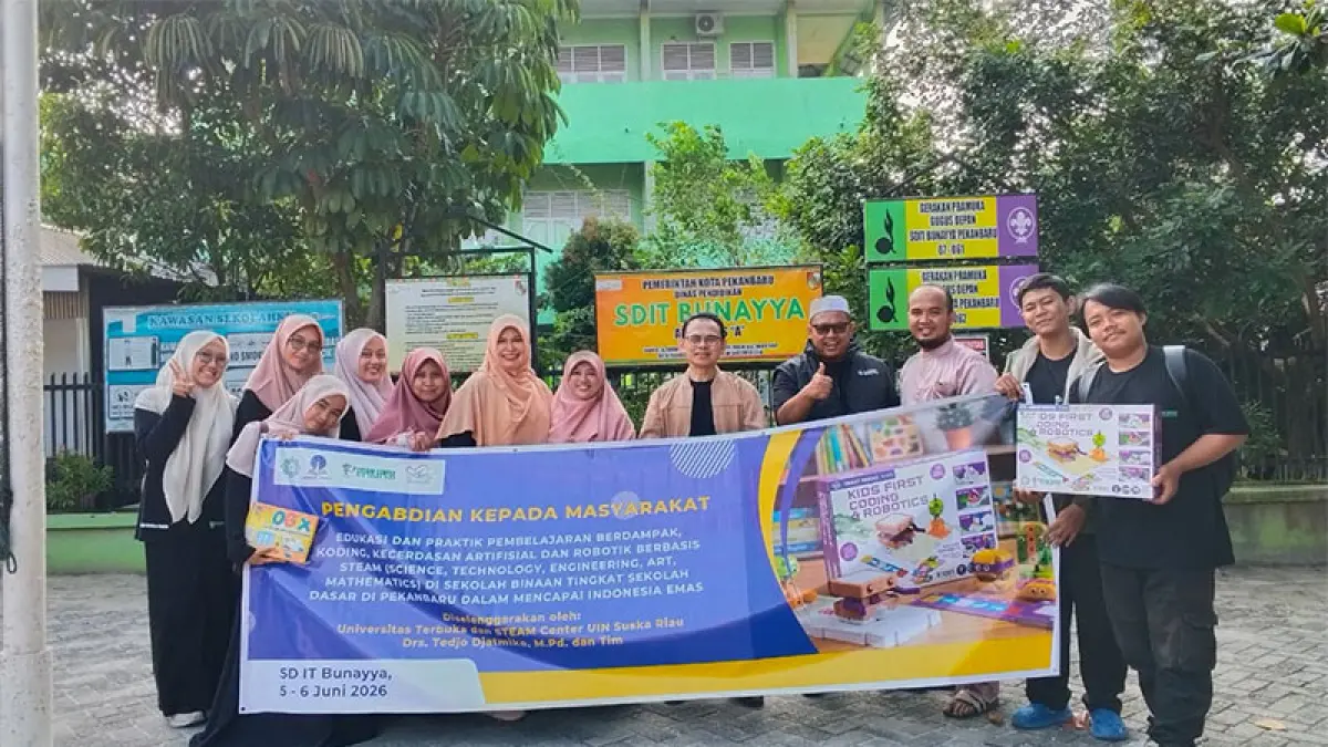 Tim dari UT dan STEAM Center UIN Suska foto bersama dengan para guru SDIT Bunayya Pekanbaru setelah acara pengabdian masyarakat pada Jumat (5/6/2026). (SDIT BUNAYA UNTUK RIAUPOS.CO)