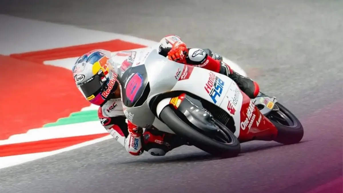 Veda Ega Pratama saat menjalani sesi kualifikasi Moto3 Hungaria 2026 di Sirkuit Balaton Park dan mengamankan posisi start kesembilan. (Instagram/@teamvedaofficial)