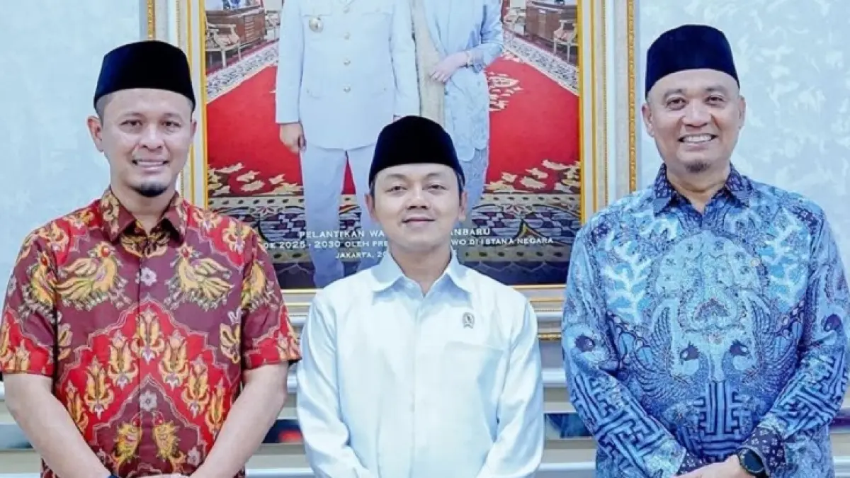 Wali Kota Pekanbaru Agung Nugroho didampingi Wawako Pekanbaru Markarius Anwar bersama Wamendikdasmen) RI, Fajar Riza Ul Haq, Jumat (5/6/2026) malam di Kediaman Dinas Walikota Pekanbaru Jalan Ahmad Yani. (ISTIMEWA)