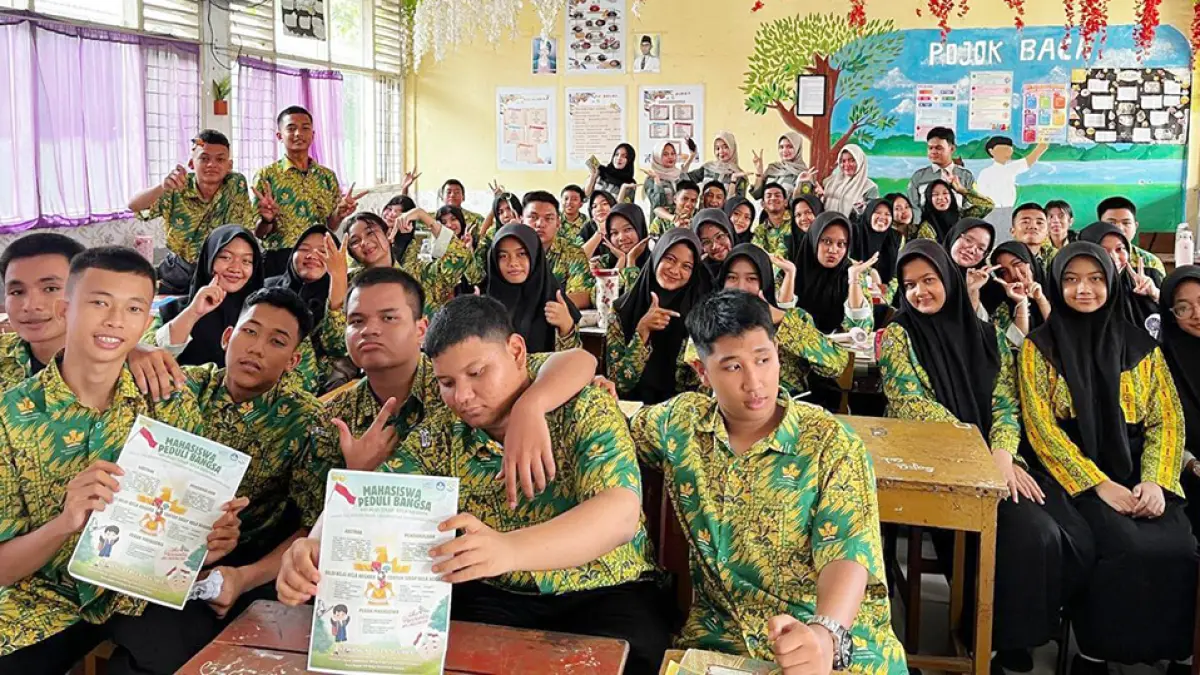Siswa SMAN 4 Pekanbaru foto bersama tim mahasiswa Fakultas Kedokteran UMRI di sela sosialisasi bertajuk “Peran Pelajar dalam Menumbuhkan Sikap Bela Negara melalui Aksi Nyata di Lingkungan Sekitar” yang berlangsung di SMA Negeri 4 Pekanbaru, belum lama ini.(UMRI UNTUK RIAU POS)