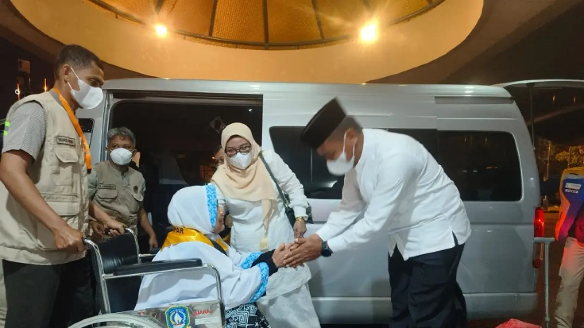 Bupati Kampar&nbsp; Ahmad Yuzar bersama Wakil Bupati Kampar&nbsp; Misharti menyambut langsung kepulangan 432 Jamaah Haji Kabupaten Kampar yang tergabung dalam Kloter 05 BTH di Debarkasi Batam, Sabtu (6/6/2026) malam.( Diskominfo untuk Riaupos.co)
