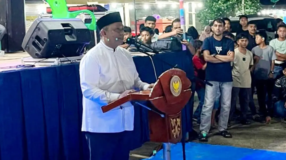 Bupati Rohul Anton memberikan arahan dan merespon aspirasi masyarakat saat menutup kegiatan PHBI dalam rangka Hari Raya Iduladha 1447 H di los Pasar Desa Menaming Kecamatan Rambah, Kamis (4/6/2026) malam. (Dinas Kominfo Rohul untuk Riaupos.co)