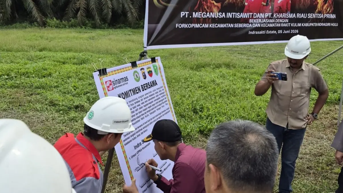 Camat Seberida, Wisnu Subroto mengawali penandatangan komitmen bersama untuk pencegahan dan pengendalian karhutla pada apel siaga yang dilaksanakan oleh PT MNIS dan PT KRSP, Ahad (7/6/2026). (Istimewa)
