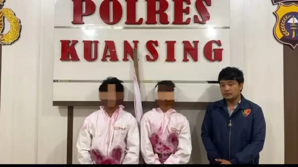 Dua orang pemuda Kelurahan Pasar Taluk Kecamatan Kuantan Tengah yang menyamar jadi pocong diamankan dan diminta membuat permintaan maaf usai diamankan, Sabtu (6/6/2026) malam. (Polres Kuansing)