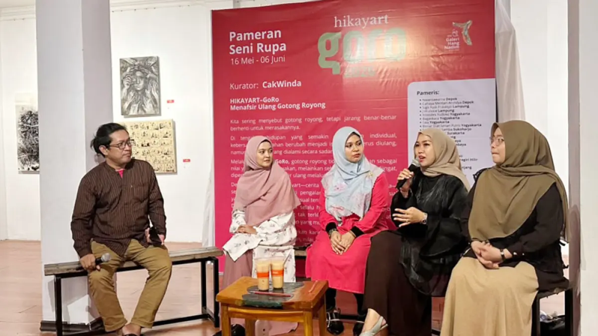 Kurator Cak Winda (kiri), Melly Amelia Putri (dua kiri), Sara Baragbah (tengah), Dewi Purwanti (dua kanan) dan Nuria Hafhazah (kanan) saat diskusi bertema “Perempuan, Seni, dan Ruang Tumbuh” di Galeri Hang Nadim, Pekanbaru, Senin (1/6/2026).(Galeri Hang Nadim Untuk Riau Pos)