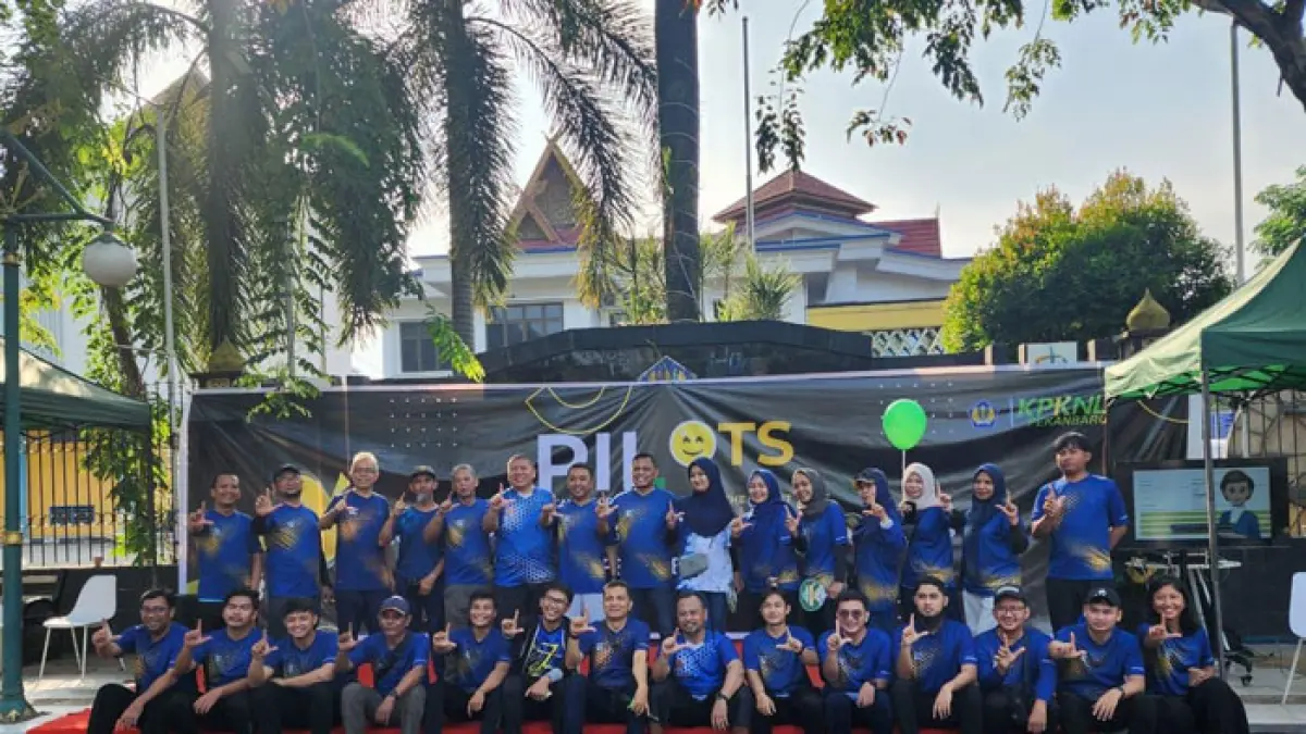  Jajaran KPKNL Pekanbaru berfoto bersama di sela kegiatab Pekan Informasi dan Layanan On The Street (PILOTS) di kawasan Hari Bebas Kendaraan Bermotor (HBKB) atau Car Free Day Jalan Jenderal Sudirman, Pekanbaru, Ahad (7/6/2026). (Istimewa)