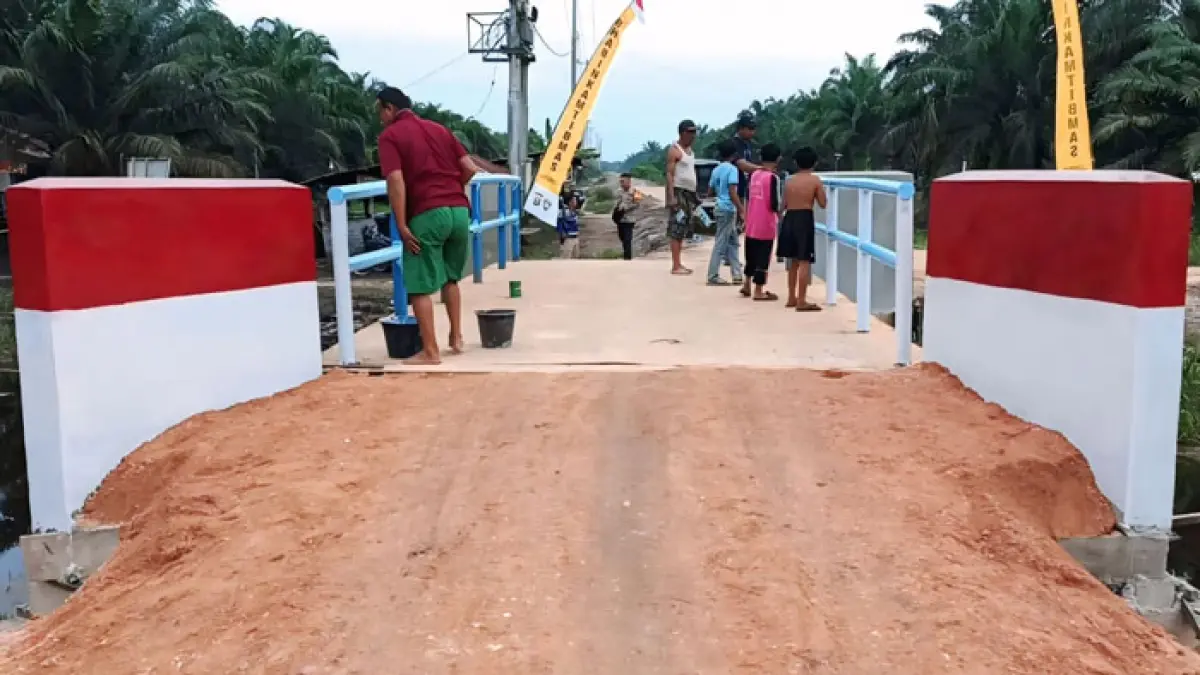 Jembatan Merah Putih Presisi di Jalan Pengairan Dusun V Desa Talang Jerinjing Kecamatan Rengat Barat, tuntas dibangun, Ahad (7/6/2026). (Polsek Rengat Barat untuk Riaupos.co)