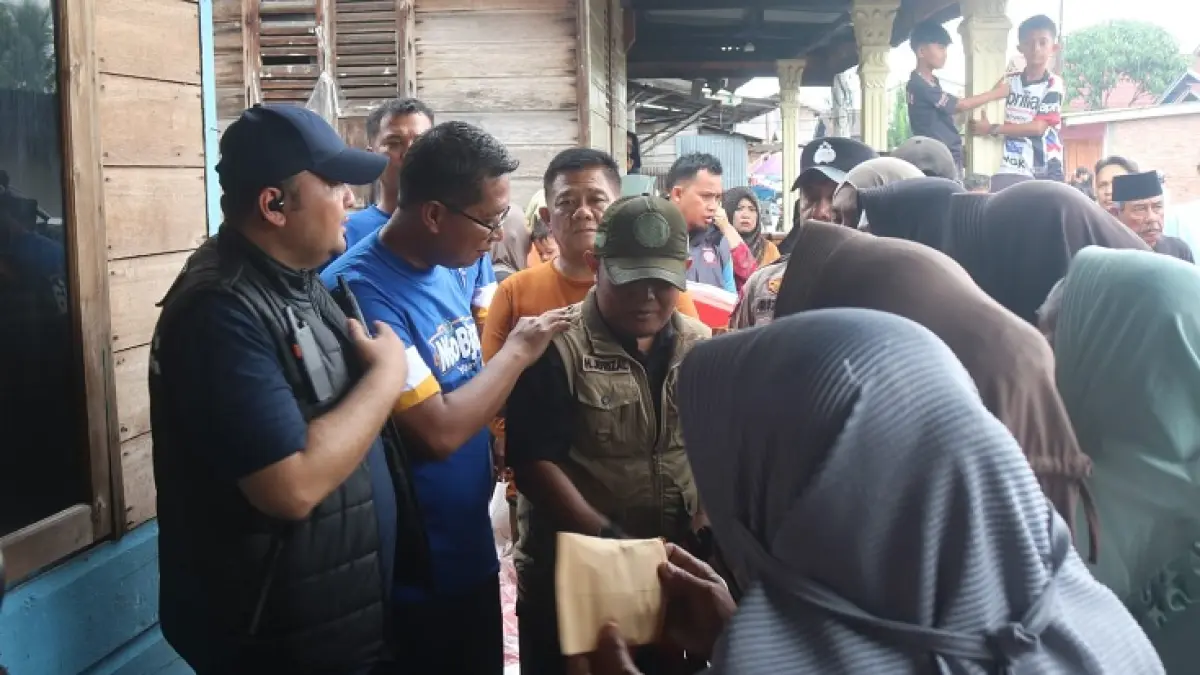 Ketua Baznas Rohil Ustaz Jefrizal (topi hijau) saat menyerahkan bantuan kepada korban kebakaran rumah di Bagan Hulu bersama Wabup Rohil Jhony Charles, Kapolsek Bangko Kompol Buyung Kardinal, Ahad (7/6/2026). (Zulfadhli/Riaupos.co)