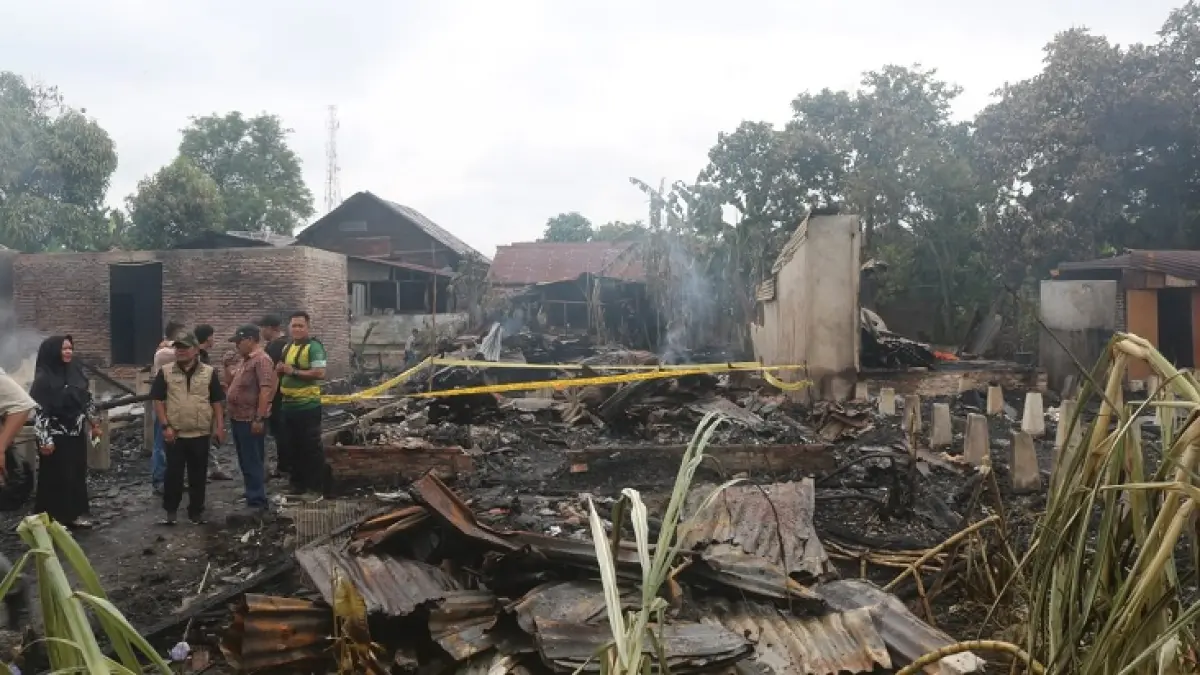 Lokasi kebakaran rumah di Jalan Sepakat Bulan telah dipasangi police line, Ahad (7/6/2026). (Zulfadhli/Riaupos.co)