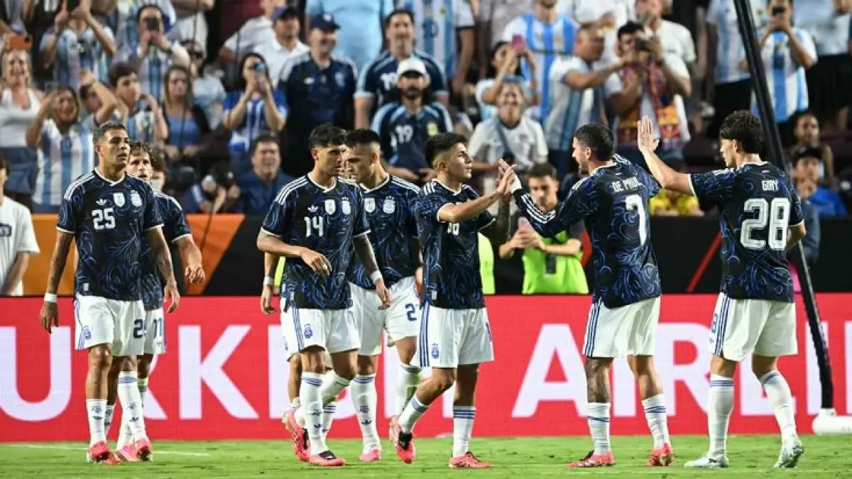 Para pemain Argentina melakukan selebrasi setelah mencetak gol melawan Honduras dalam pertandingan persahabatan. (Getty Images)
