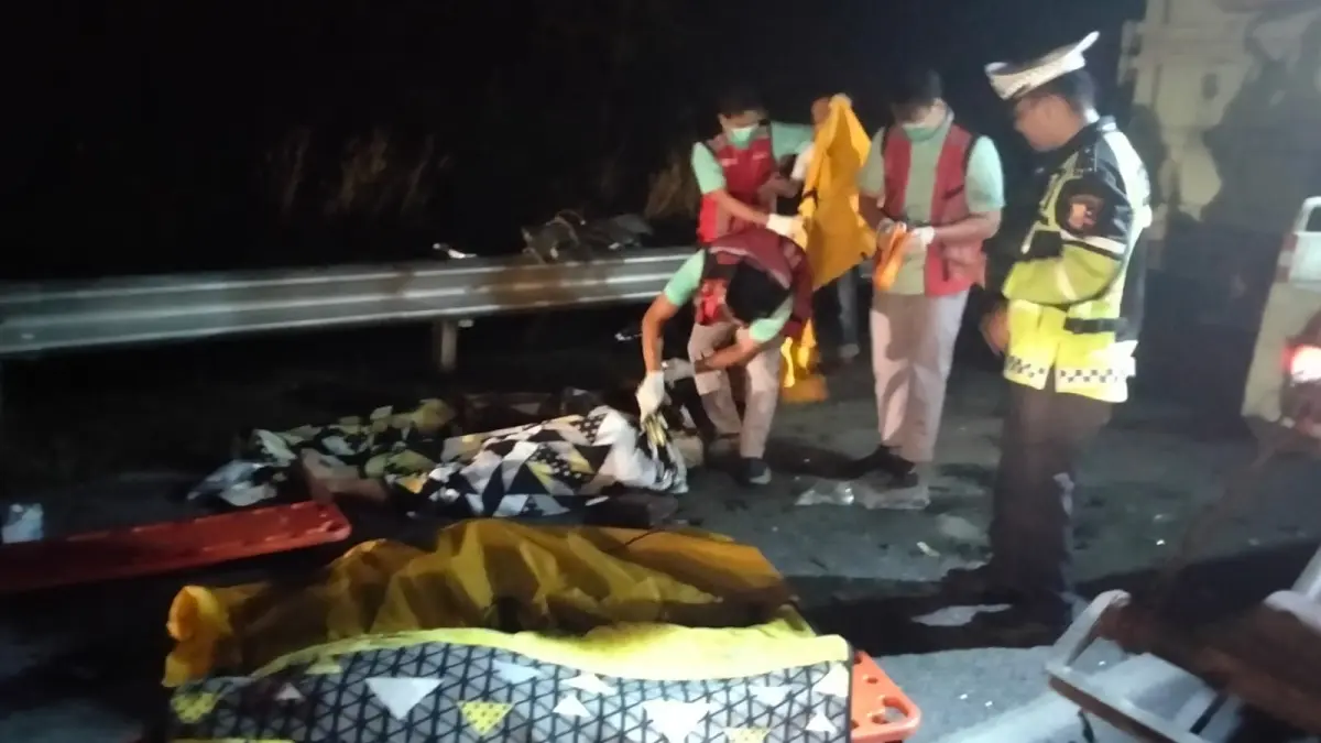 Para petugas Ditlantas Polda Riau melakukan identifikasi korban lakalantas di Tol Permai, Sabtu (6/6/2026). Ditlantas Polda Riau