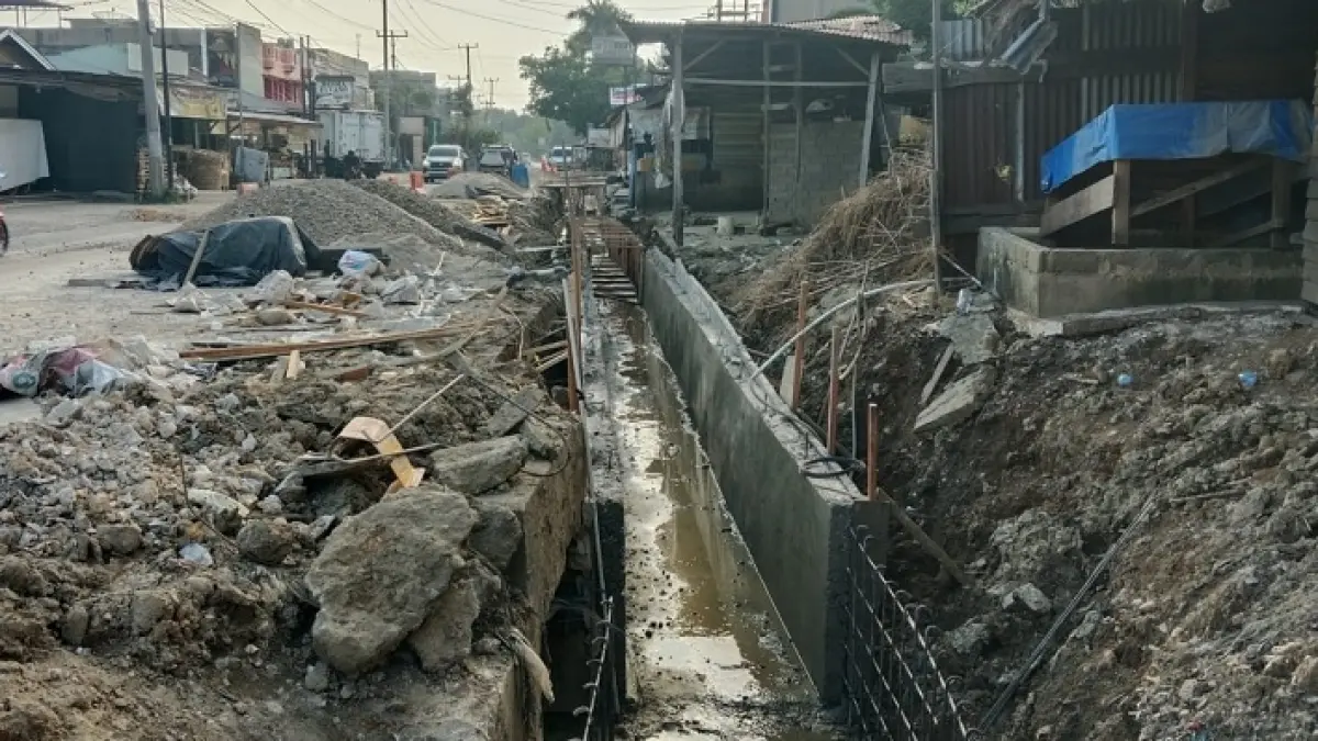 Pembangunan drainase sekunder di ruas jalan Desa Beringin Taluk-Simpang Empat Desa Sawah, Sabtu (6/6/2026) sudah mulai dikerjakan. (DEsriandi Candra/Riaupos.co)