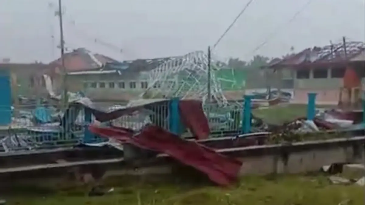 Puting beliung merusak SMPN 1 Bandar Laksamana, Bengkalis. Atap bangunan beterbangan dan fasilitas sekolah mengalami kerusakan berat. Ahad (7/6/2026). (Istimewa)