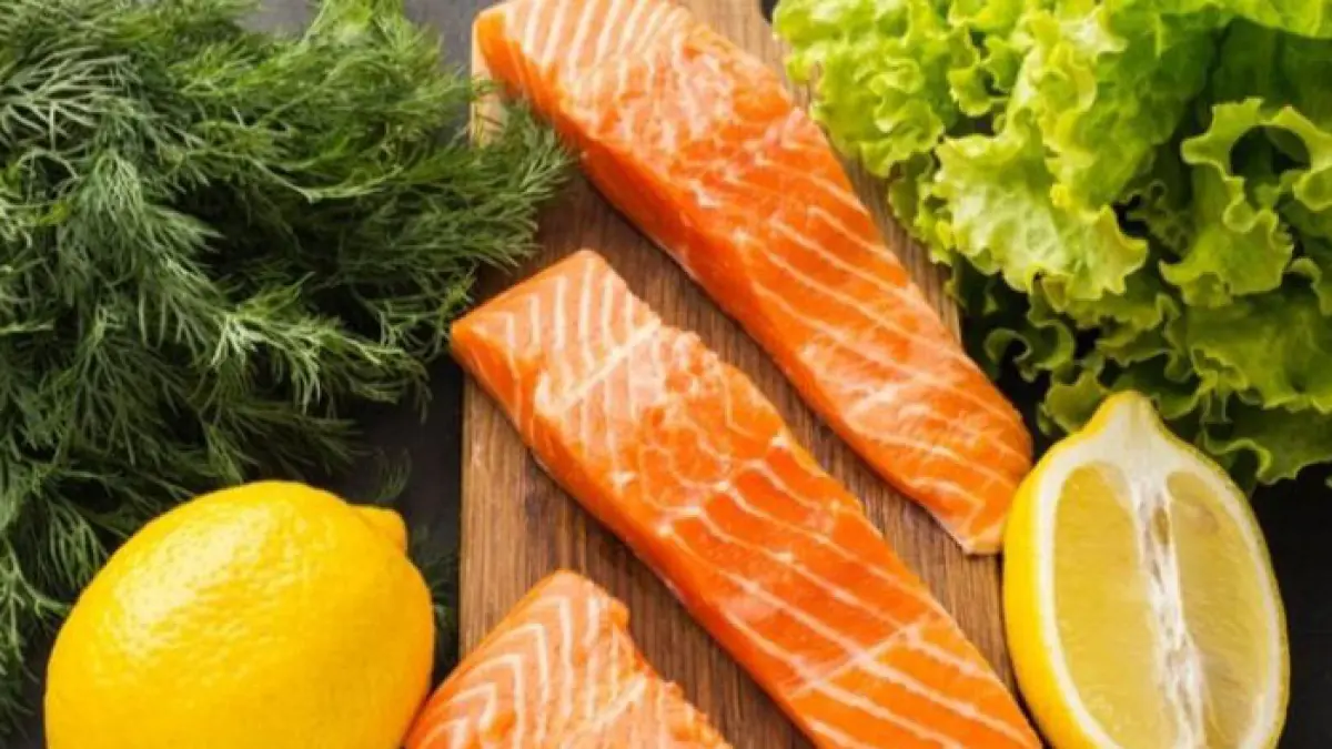Salmon merupakan salah satu ikan yang merupakan sumber vitamin D. Vitamin D memengaruhi fungsi tiroid dan mendukung kesehatan kekebalan tubuh. (Sumber foto: Freepik)