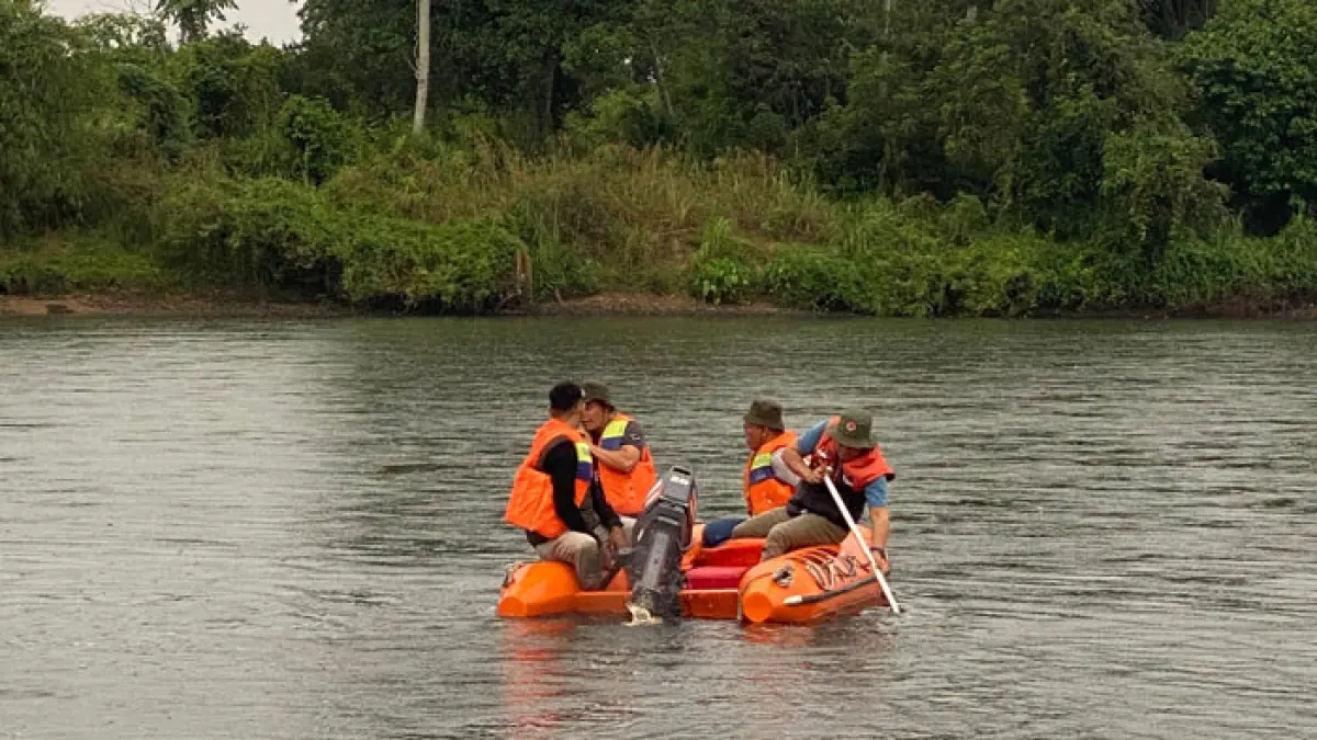 Tim gabungan melakukan pencarian korban yang tenggelam di Sungai Kampar di kawasan Pulau Kosiok, Desa Muara Jalai, Kecamatan Kampar Utara,  Ahad (7/6/2026) sore. (BPBD Kampar untuk Riaupos.co)