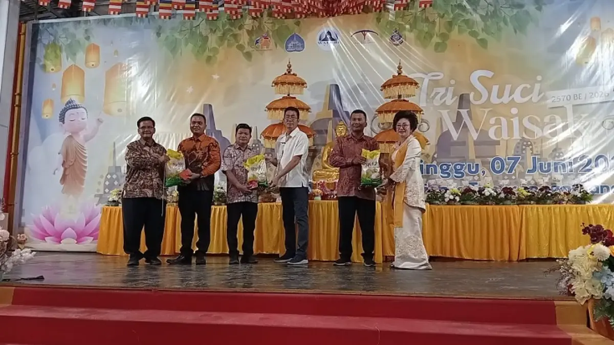 Ketua Walubi Riau, Mariyana, Ketua Harian Walubi Riau, Eddy Brian dan Pembimas Buddha Kanwil Kemenag Provinsi Riau, Wiryanto S Ag MM menyerahkan secara simbolis bingkisan Waisak kepada perwakilan guru agama Buddha di Pekanbaru, Ahad (7/6/2026). (Prapti Dwi Lestari/Riaupos.co)