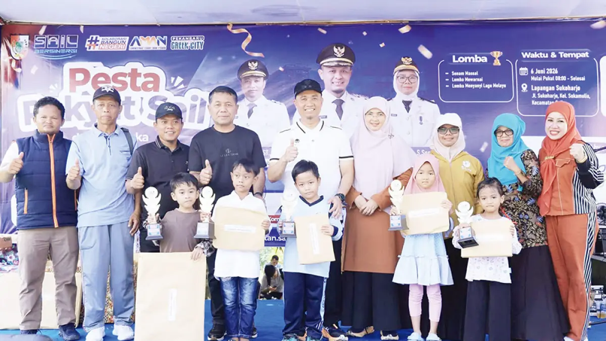 FOTO BERSAMA: Wakil Wali Kota Pekanbaru Markarius Anwar (tengah) didampingi Wakil Ketua TP PKK Pekanbaru Sari Rahmawati Markarius (empat kanan) serta Camat Sail Media Nova (tiga kanan) foto bersama para pemenang lomba mewarnai di Pesta Rakyat Sail, Sabtu (6/6/2026). (PRAPTI DWI LESTARI/RIAU POS)