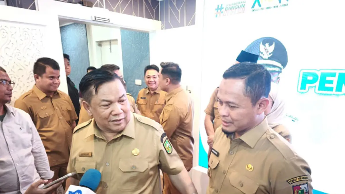 Wako Pekanbaru Agung Nugroho mendampingi Plt Gubri SF Haryanto memberikan keterangan pers usai pertemuan membahas penyerahan data tunggakan pajak kendaraan bermotor Kota Pekanbaru senilai Rp159 miliar, Senin (8/6/2026) di kantor Wali Kota Pekanbaru di Tenayan Raya. (M Ali Nurman/Riaupos.co)