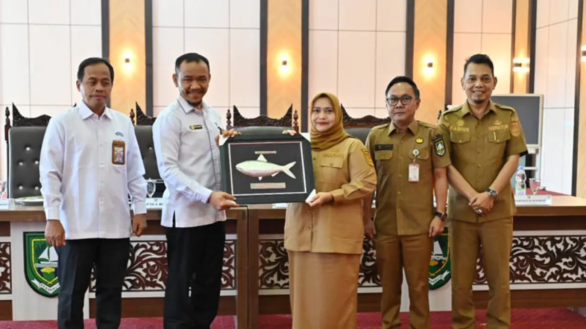 Bupati Bengkalis Kasmarni menyerahkan cenderamata kepada Kepala Perwakilan BPKP Riau Dr Evenri Sihombing usai membuka acara Asistensi Peningkatan Efektivitas Pengendalian Korupsi di Gedung Dang Merdu Lantai IV Kantor Bupati Bengkalis pada Senin (8/6/2026). (Diskominfotik Bengkalis)