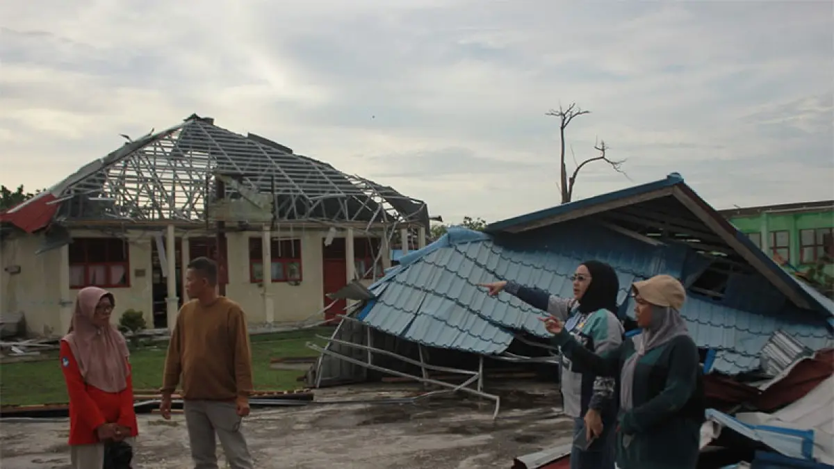 Anggota DPR RI Iyeth Bustami meninjau SMPN1 Bandar Laksamana, usai tertimbang musibah angin puting beliung pada, Ahad (7/6/2026) sore. (Istimewa)
