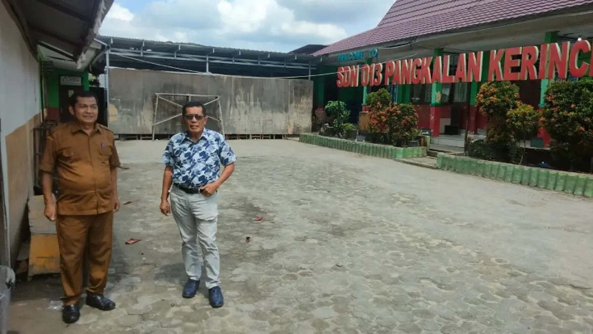 Anggota DPRD Kabupaten Pelalawan, Ir Rustam Sinaga meninjau kondisi SD Negeri 013 Kerinci Timur yang masih minim sarana dan prasarana, Senin (8/6/2026). (M Ammin Amran/Riaupos.co)