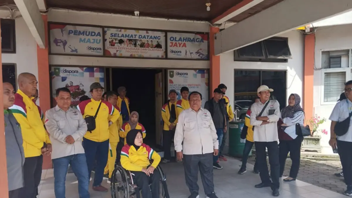 Atlet Disabilitas mendatangi Kantor Dispora Riau menanyakan kejelasan pembayaran Bonus Peparnas, Senin (8/6/2026). (Dofi Iskandar/Riaupos.co)