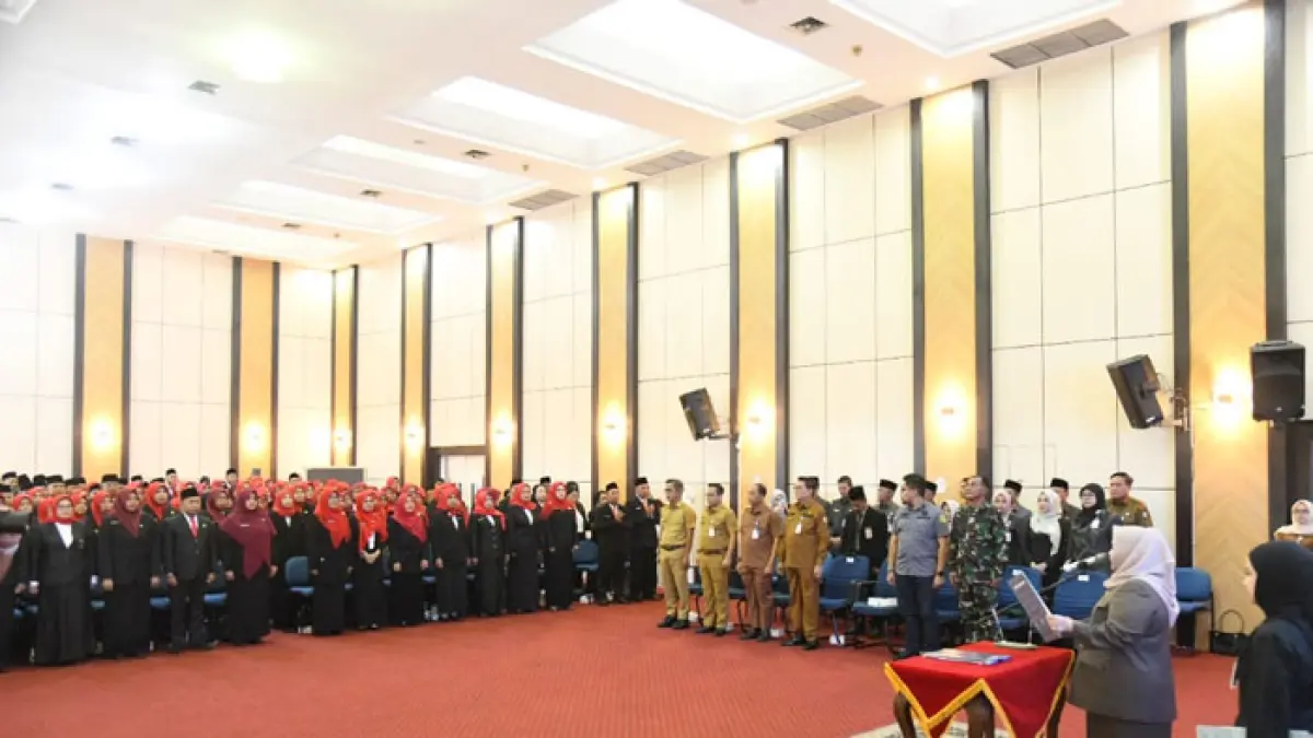 Bupati Bengkalis Hj Kasmarni resmi melantik dan mengambil sumpah jabatan terhadap 215 Kepala Sekolah tingkat TK, SD dan SMP se-Kabupaten Bengkalis, di Ruang Pertemuan Dang Merdu, Kantor Bupati Bengkalis, Senin (8/6/2026). (Diskominfotik Bengkalis) 