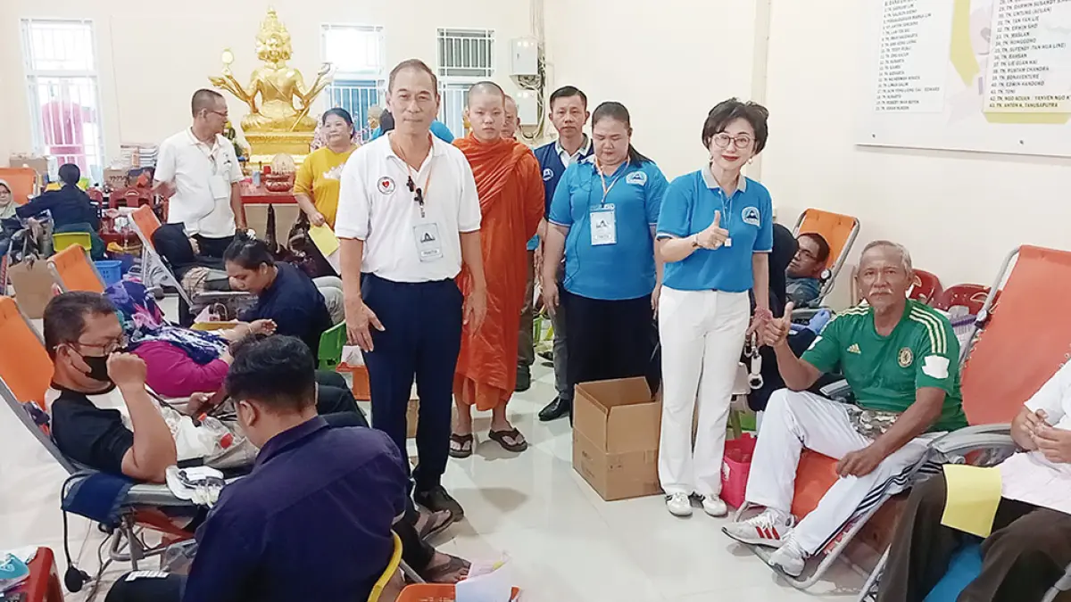 DONOR DARAH: Ketua Walubi Riau Mariyana, Ketua Walubi Pekanbaru Alek Sidik, dan Ketua Yayasan Rumah Kasih Sarkawi&nbsp; mengunjungi para peserta donor darah, Sabtu (6/6/2026). (PRAPTI DWI LESTARI/RIAU POS)