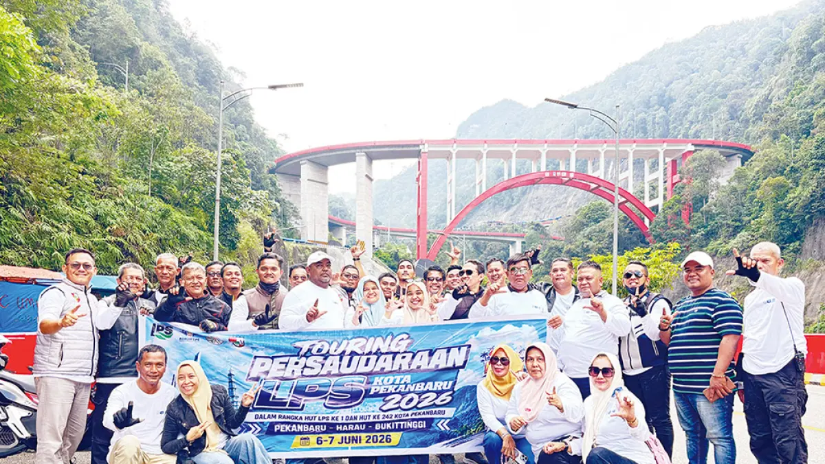 FOTO BERSAMA: Peserta Touring Persaudaraan berfoto bersama dengan Kepala DLHK Kota Pekanbaru Reza Aulia Putra dan Ketua Forum LPS Kota Pekanbaru Suprapto di Kelok Sembilan, Sumatera Barat, Sabtu (6/6/2026). (LPS PEKANBARU UNTUK RIAU POS)