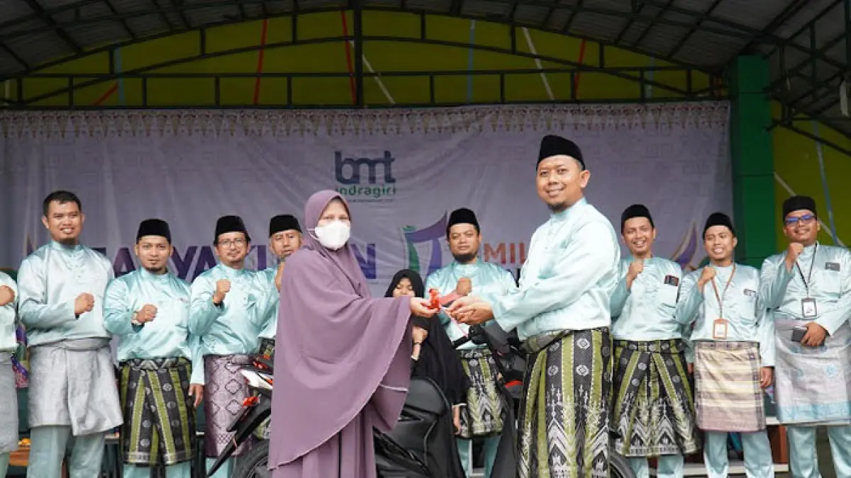 GM BMT Indragiri, Saputra Mansur SE ME didampingi manajemen saat menyerahkan hadiah utama kepada peserta yang beruntung, Ahad (8/6/2026). (BMT Indragiri)