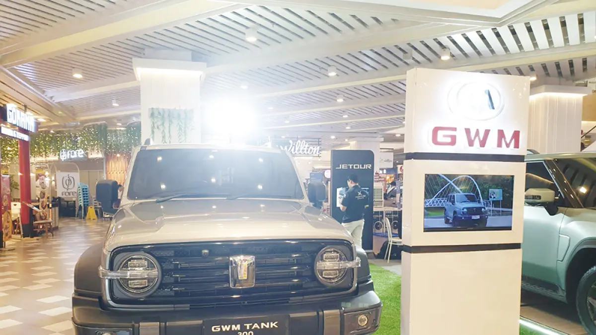 GWM Tank menjadi salah satu SUV premium yang diperkenalkan dalam exhibition di Mal Living World Pekanbaru, Ahad (7/6/2026). (Prapti Dwi Lestari/Riau Pos)
