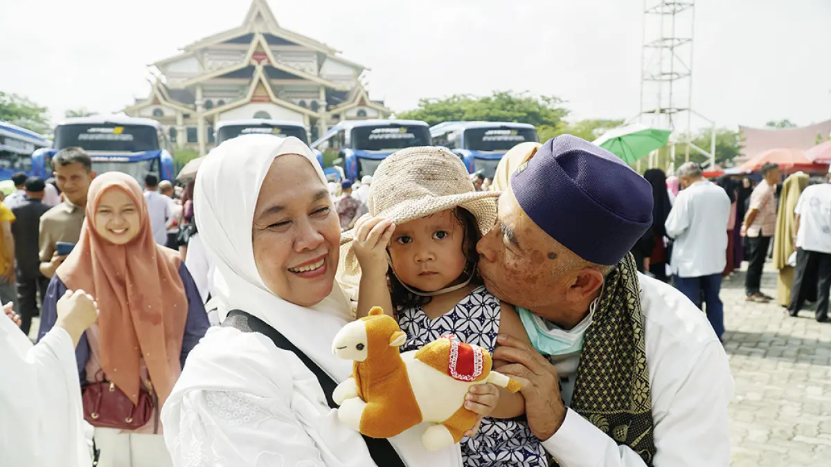 Jemaah Haji asal Kota Pekanbaru disambut keluarga setibanya di Bandar Seni Raja Ali Haji, Pekanbaru, Jumat (5/6/2026). (MHD AKHWAN/RIAUPOS)