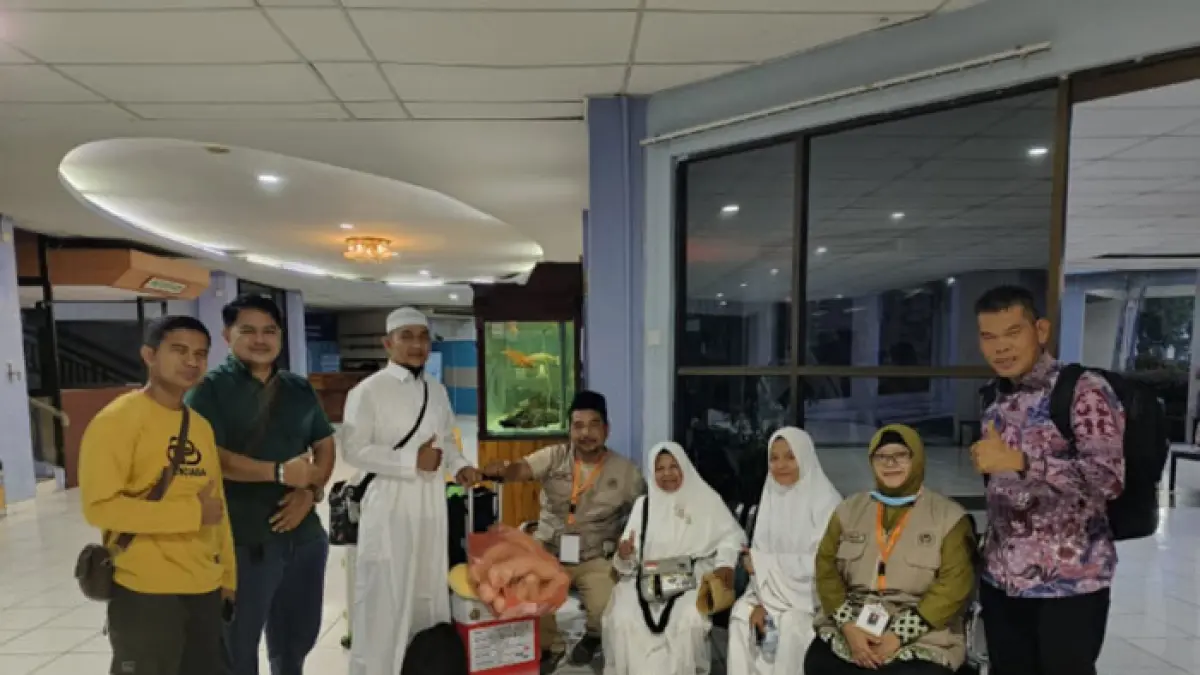 Jemaah haji Kabupaten Kampar yang tergabung dalam Kloter 06 Debarkasi Batam tiba dengan selamat di Bandara Internasional Hang Nadim Batam, Ahad (8/6/2026) malam. (Diskominfo Kampar untuk Riaupos.co)