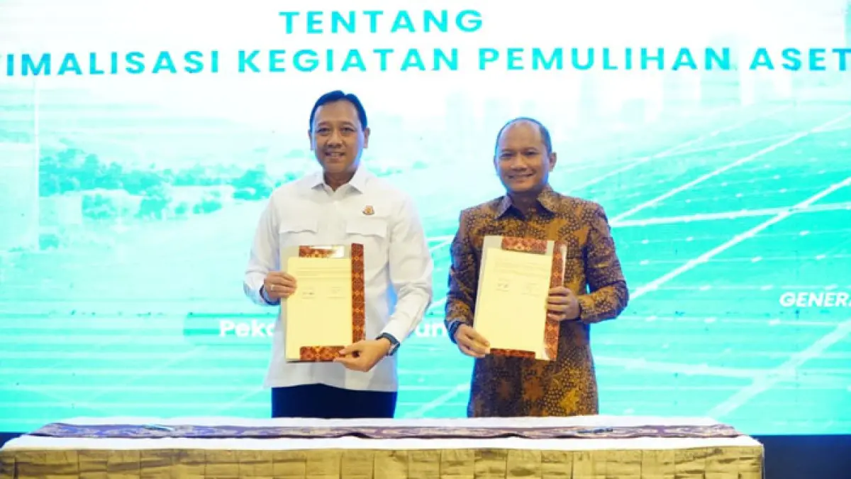 Kajati Riau I Gede Dewa Wirajana dan GM PLN UID Riau Kepri Didik Wicaksono perlihatkan berita acara penandatangan kerjasama, Senin (8/6/2026). (Humas Kejati Riau untuk Riaupos.co)
