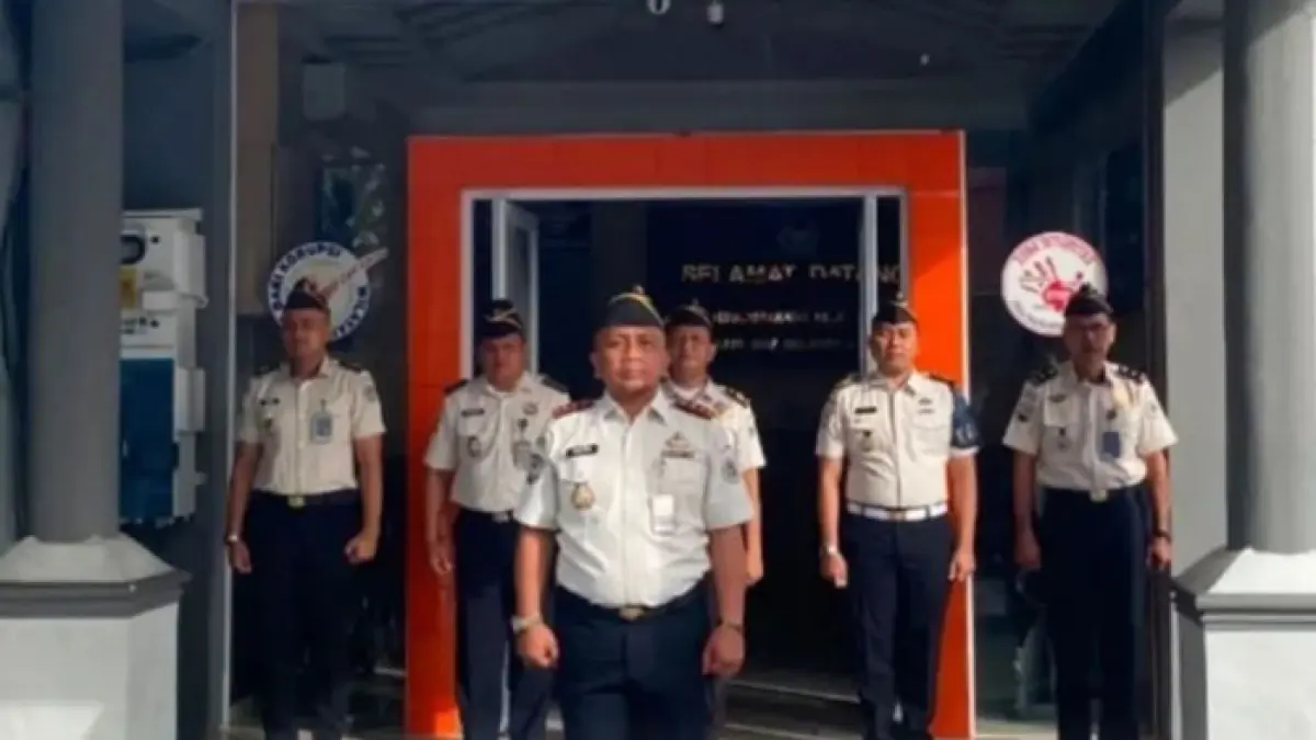 Kalapas Bengkalis Prio Tri Laksono memimpin apel pagi di halaman Lapas Bengkalis, Senin (8/6/2026). (Istimewa)