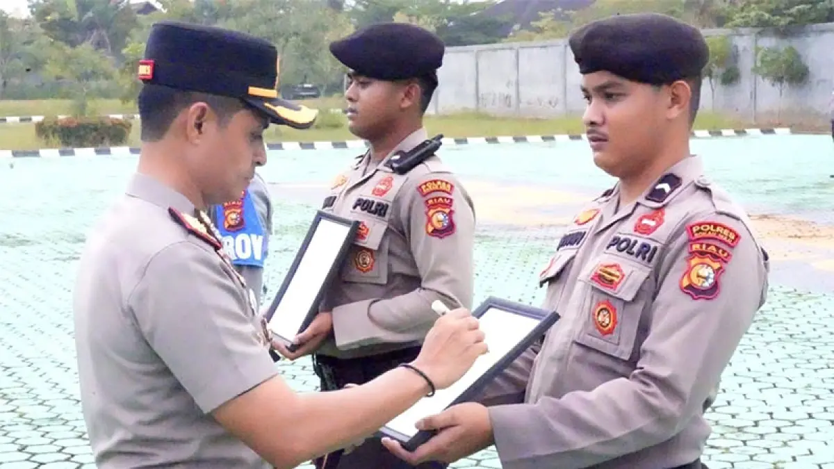 Kapolres AKBP Emil Eka Putra memimpin upacara PDTH terhadap dua personel di lapangan apel Polres Rohul, Senin (8/6/2026). Foto Humas Polres Rohul untuk Riaupos.co