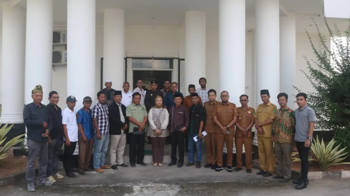 Ketua Komisi B DPRD Rohil Cindy Rahmadani SE bersama sejumlah dewan, pengurus poktan dan tokoh masyarakat usai audiensi di Bagansiapiapi, Senin (8/6/2026). (Zulfadhli/Riaupos.co)