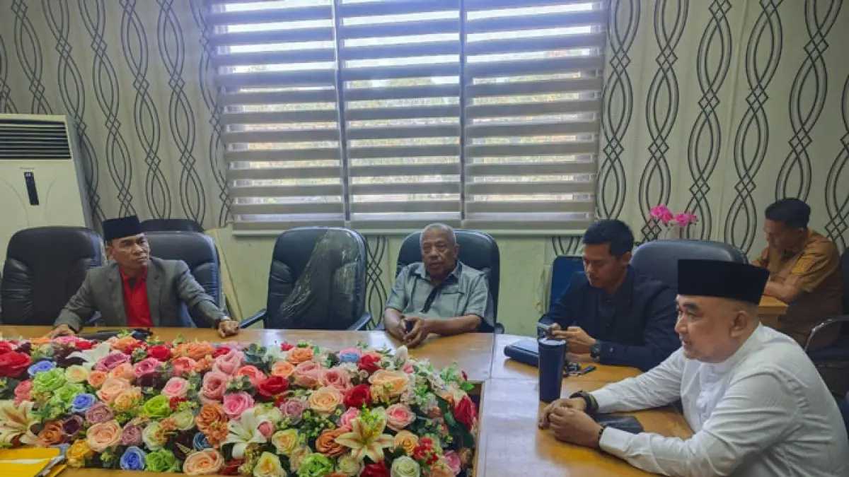Ketua Komisi II DPRD Kabupaten Kampar Tony Hidayat memimpin rapat dengar pendapat (RDP) dengan Dinas Sosial di ruang rapat Komisi II, Senin (8/6/2026). (DPRD Kampar untuk Riaupos.co)
