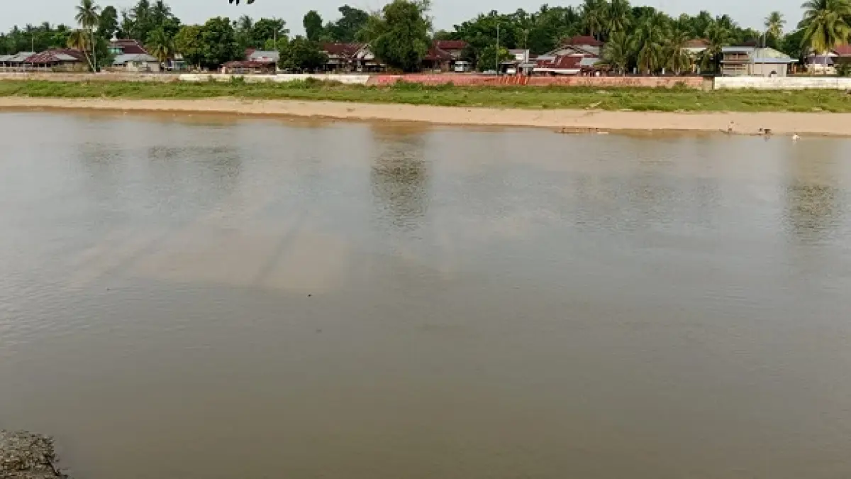 Kondisi Sungai Kuantan dari Tepian Narosa Telukkuantan, Senin (8/6/2026) sore terlihat jauh surut. Bahkan mulai terjadi pendangkalan. (Desriandi Candra/Riaupos.co)