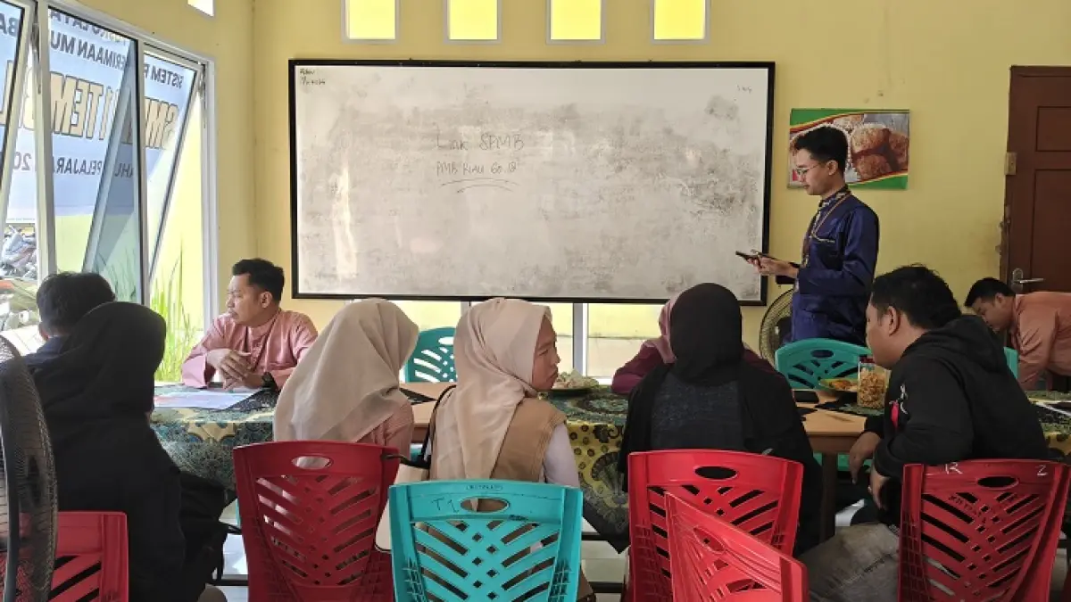 Masyarakat mendatangi salah satu sekolah SMA di Tembilahan untuk mendaftarkan anaknya SPMB, Senin (8/6/2026).(Istimewa)