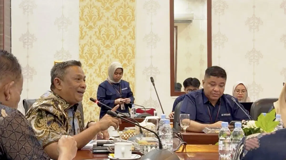 MEMBERIKAN SAMBUTAN: Bupati Rohul Anton memberikan sambutan sekaligus menutup secara resmi kegiatan PHBI dalam rangka Hari Raya Iduladha 1447 H di Los Pasar Desa Menaming, Kecamatan Rambah, Kamis (4/6/2026). (DINAS KOMINFO ROHUL UNTUK RIAU POS).