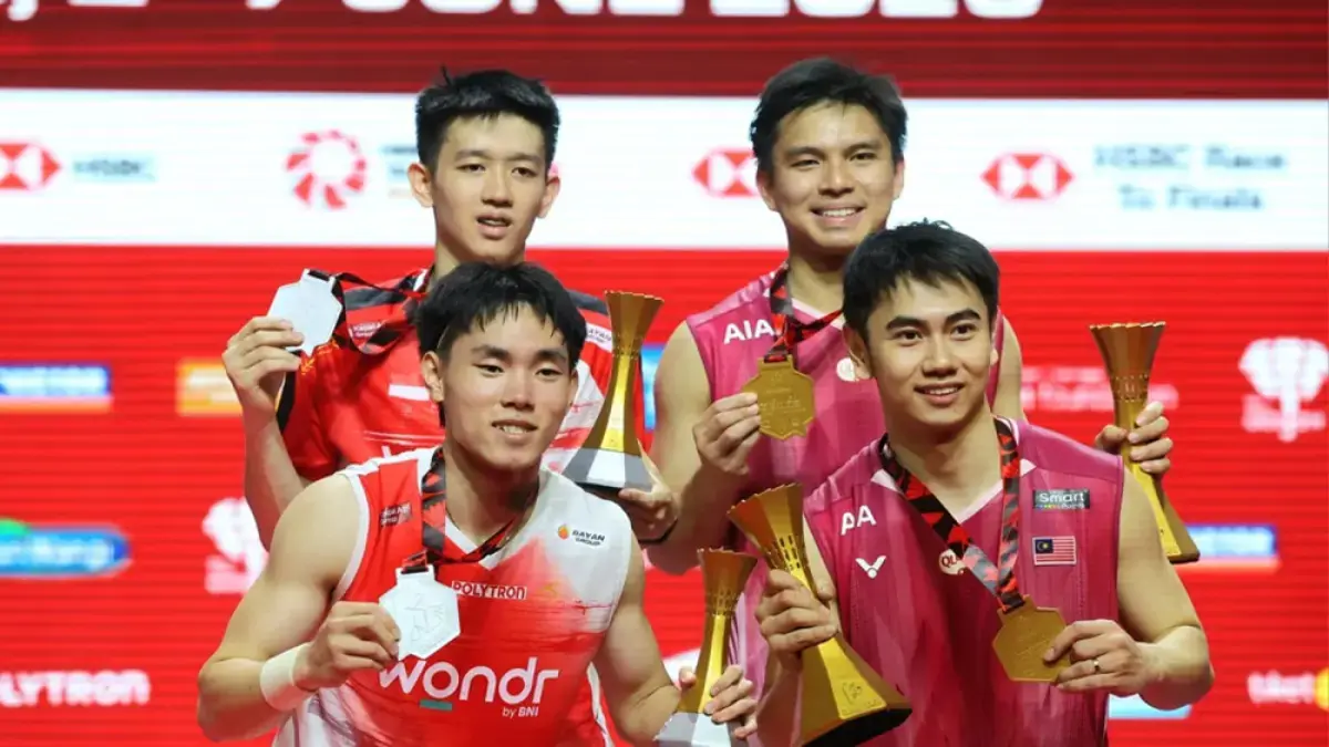 Pasangan Malaysia, Goh Sze Fei/Nur Izzuddin (kanan), juara Indonesia Open 2026 foto bersama  ganda putra Indonesia Raymond Indra/Nikolaus Joaquin di Istora Senayan, Jakarta, Ahad (7/6/2026). (Dery Ridwansah/Jawa Pos)