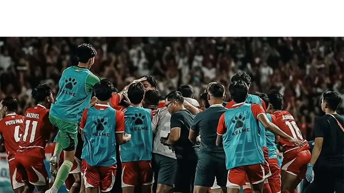 Pemain Timnas Indonesia U-19 merayakan kemenangan usai gol penalti Evandra Florasta pada injury time untuk memastikan kemenangan 2-1 atas Vietnam di Piala AFF U-19 2026. (Timnas Indonesia)
